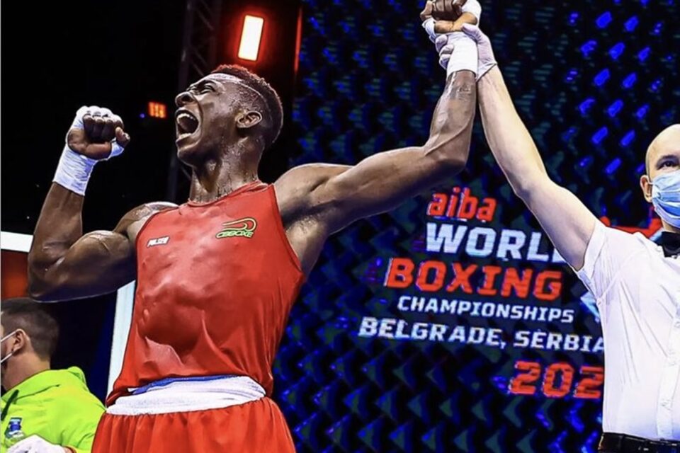 Keno Marley tem a mão levantada após vitória no Mundial de Boxe