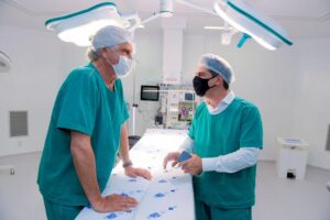 Governador Ronaldo Caiado e secretário estadual de Saúde, Ismael Alexandrino, no hospital estadual de Uruaçu (Foto: Governo do Estado)