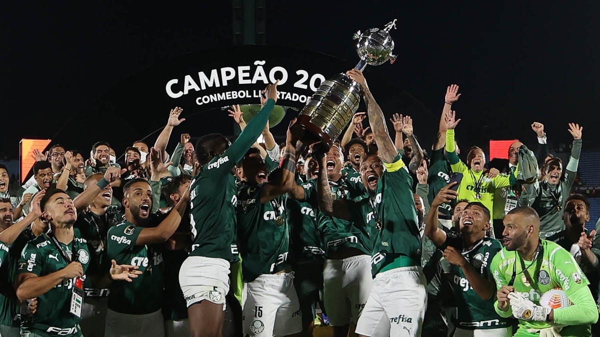 Jogadores do Palmeiras levantam a taça da Libertadores
