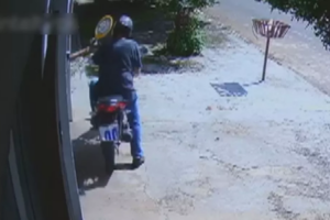 Idosa reage e bate em assaltante com raquete de matar mosquito