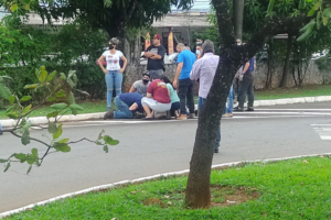 Idosa morre dentro do Detran enquanto fazia aulas de direção, em Goiânia