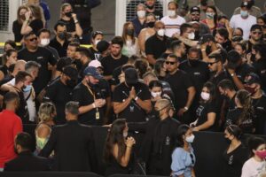 Banda de Marília Mendonça é aplaudida ao chegar no velório da cantora