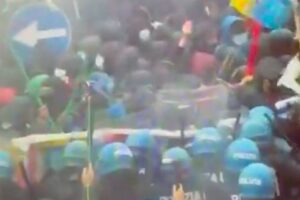 Manifestantes contrários a Bolsonaro entram em choque com a polícia em Pádua, no norte da Itália - Reprodução