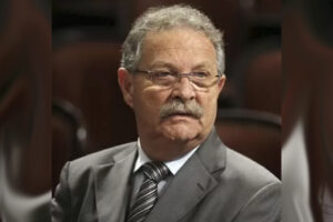 Pai de Jairinho, suspeito da morte de Henry, assume cadeira na Assembleia do Rio