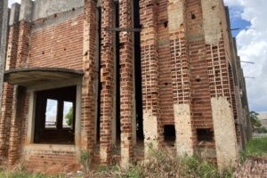Suspeito trocou de roupa em igreja abandonada no setor Cidade Jardim. (Foto: Jonathan Cavalcante/Mais Anápolis)
