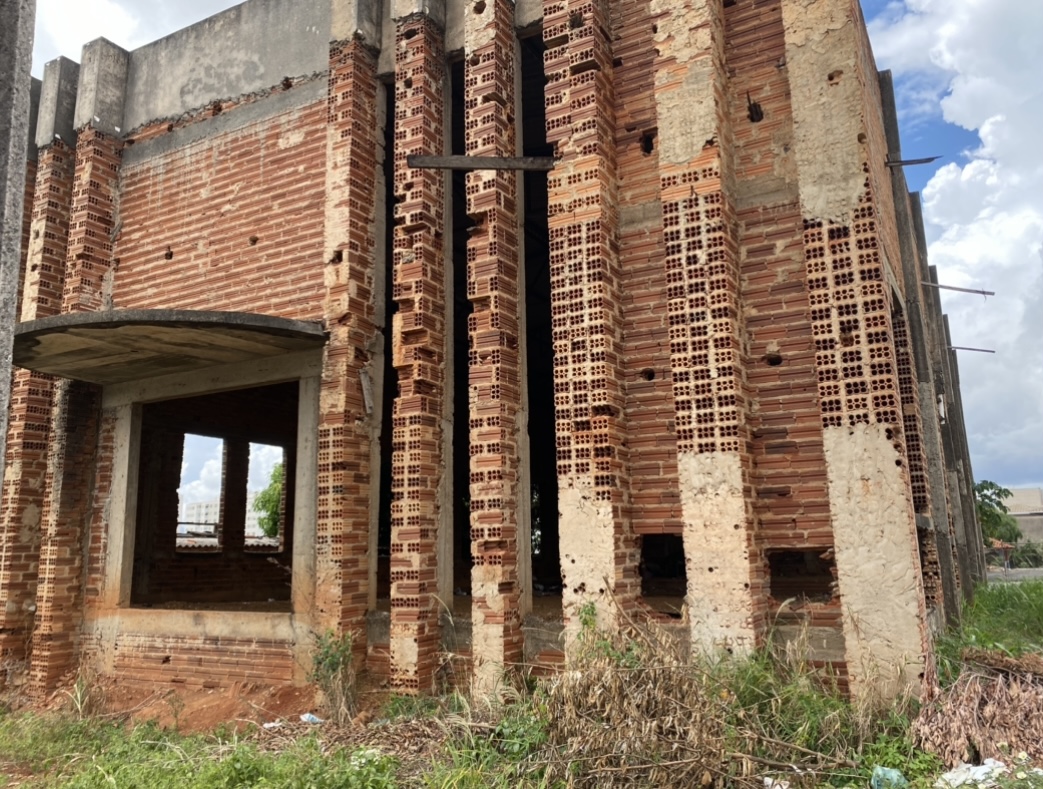 Suspeito trocou de roupa em igreja abandonada no setor Cidade Jardim. (Foto: Jonathan Cavalcante/Mais Anápolis)