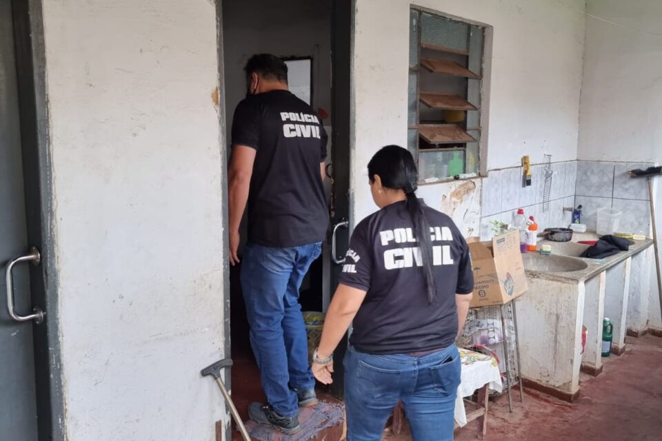 Policiais durante o cumprimento dos mandados durante operação ordenada pelo Ministério da Justiça