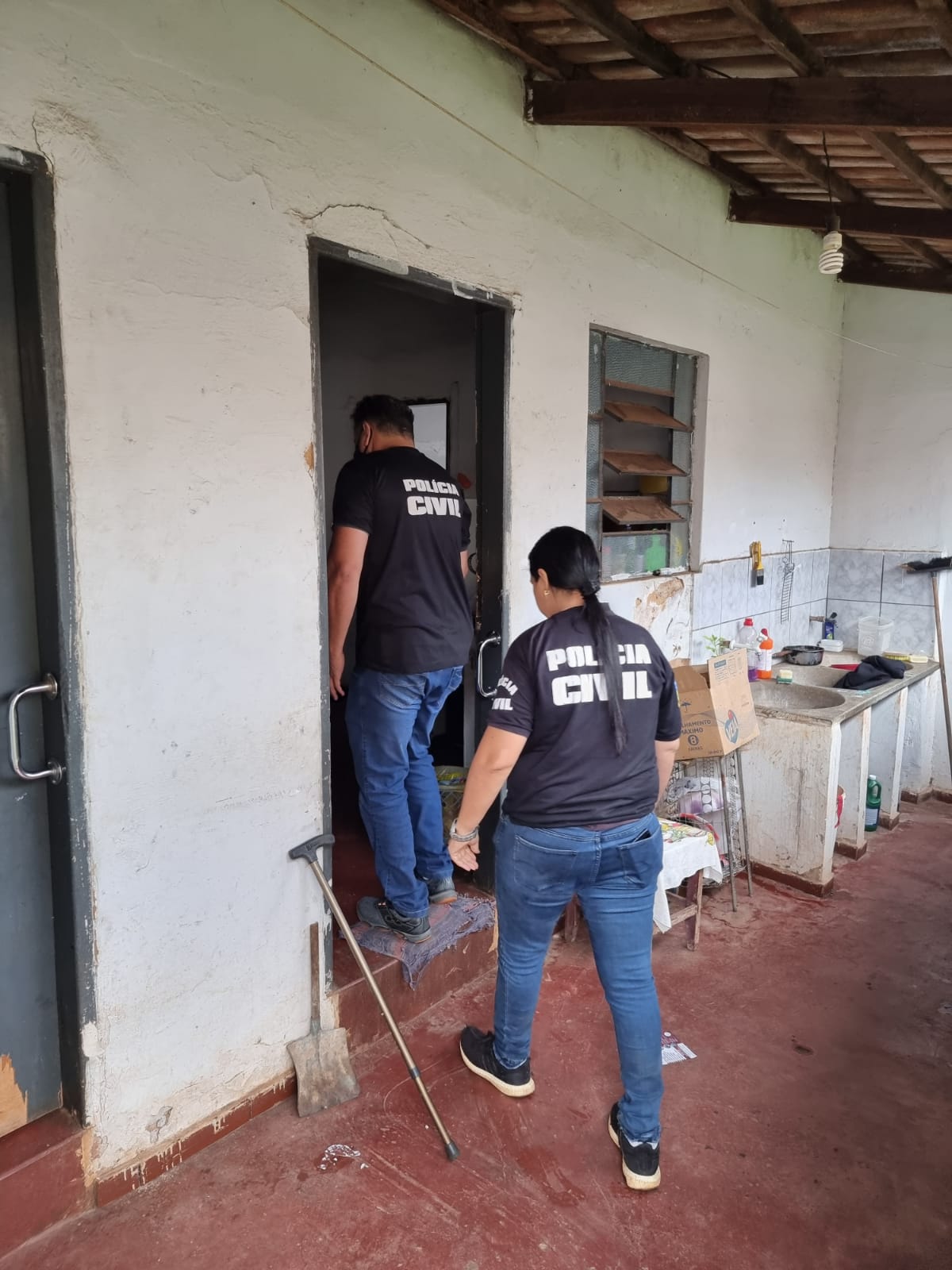 Policiais durante o cumprimento dos mandados durante operação ordenada pelo Ministério da Justiça