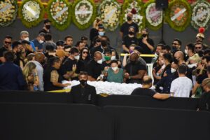 Mãe de Marília Mendonça se emociona ao chegar no velório da cantora