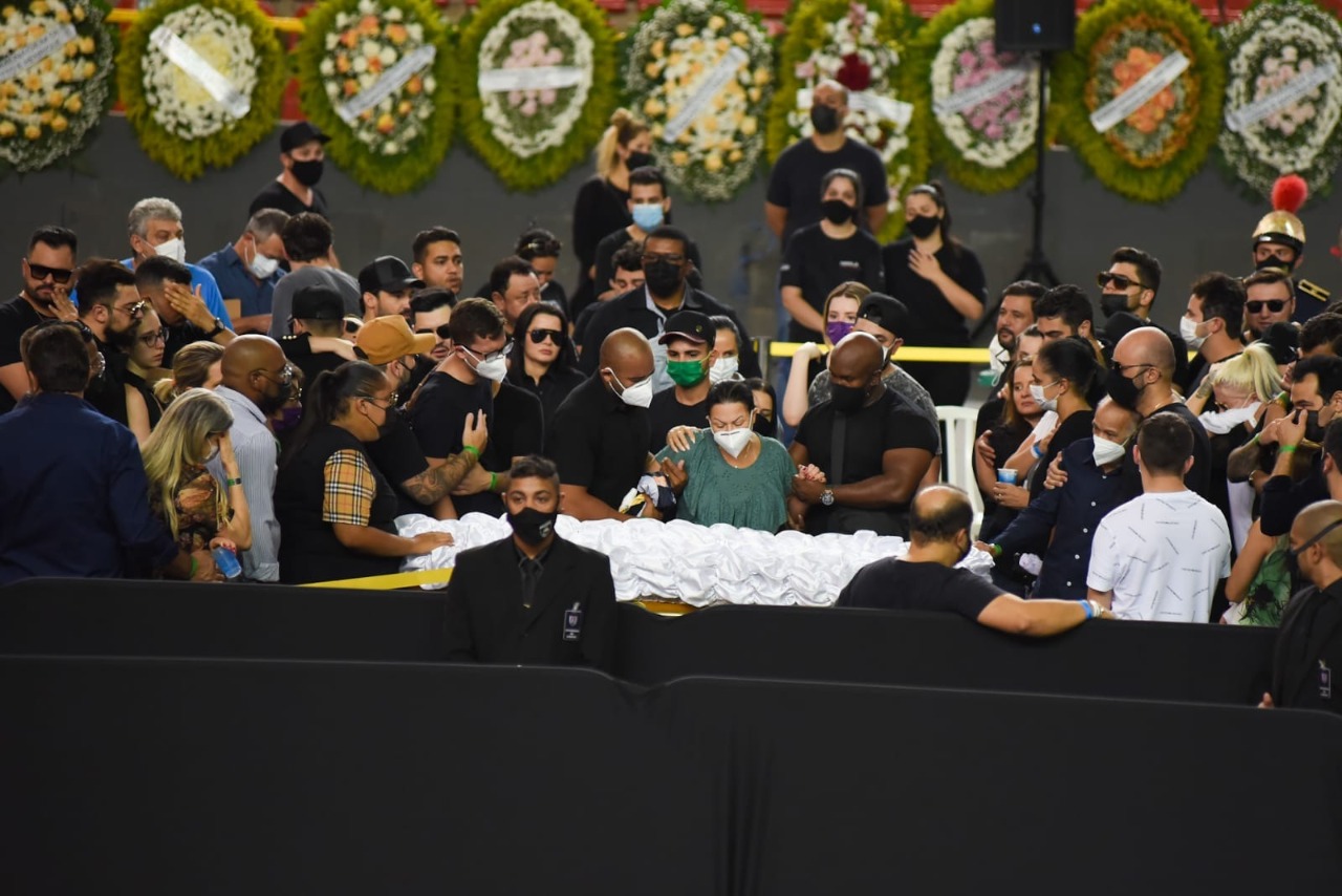Mãe de Marília Mendonça se emociona ao chegar no velório da cantora