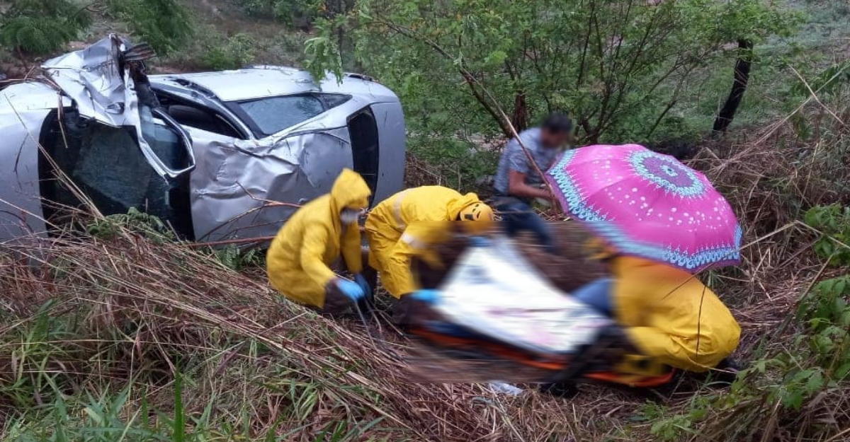 Mulher fica ferida após carro capotar em pista molhada na GO-330, em Catalão