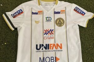 Camisa da Aparecidense com faixa preta em homenagem para Marília Mendonça