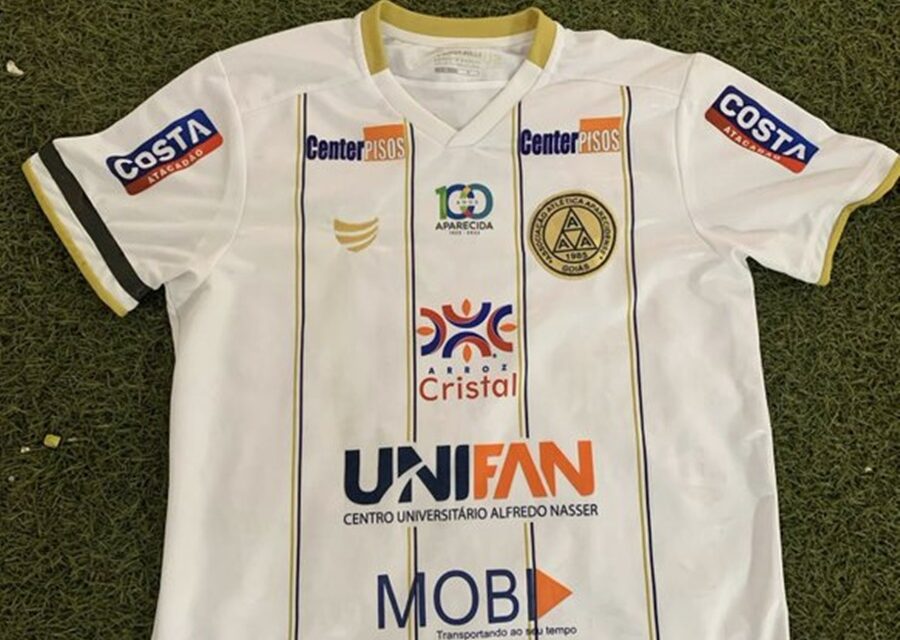 Camisa da Aparecidense com faixa preta em homenagem para Marília Mendonça