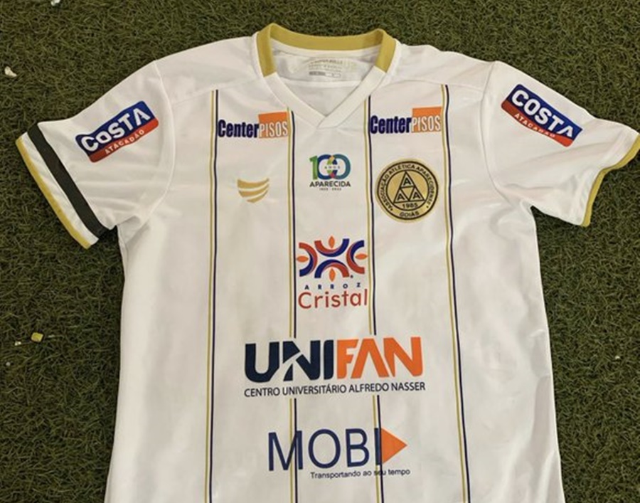 Camisa da Aparecidense com faixa preta em homenagem para Marília Mendonça
