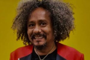 Cantor Chico César é vítima de racismo em programa de rádio