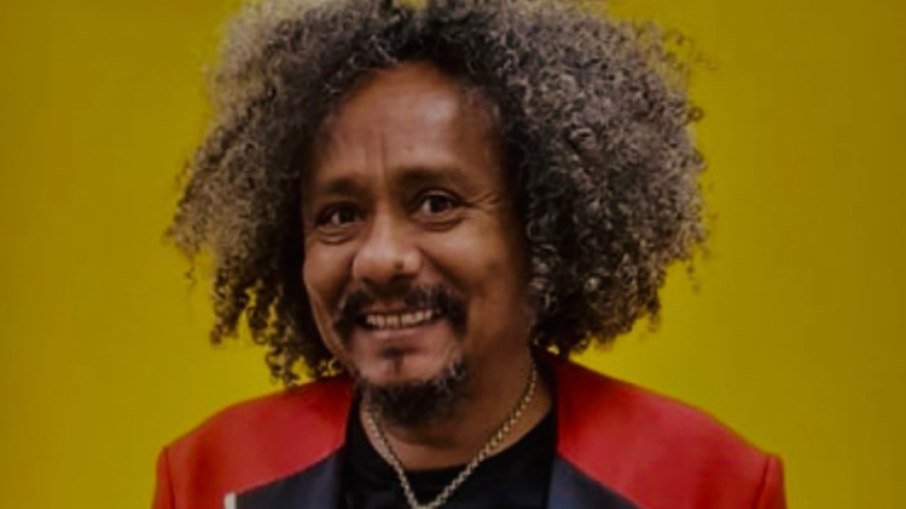 Cantor Chico César é vítima de racismo em programa de rádio