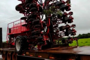 Plantadeira fica presa em fiação elétrica e deixa moradores sem energia em Acreúna