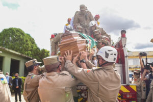 Depois de despedida por ruas de Goiânia, corpo de Iris chega ao Palácio das Esmeraldas para velório