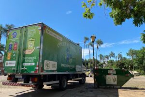 Caminhao faz coleta pelas ruas de Pirenópolis