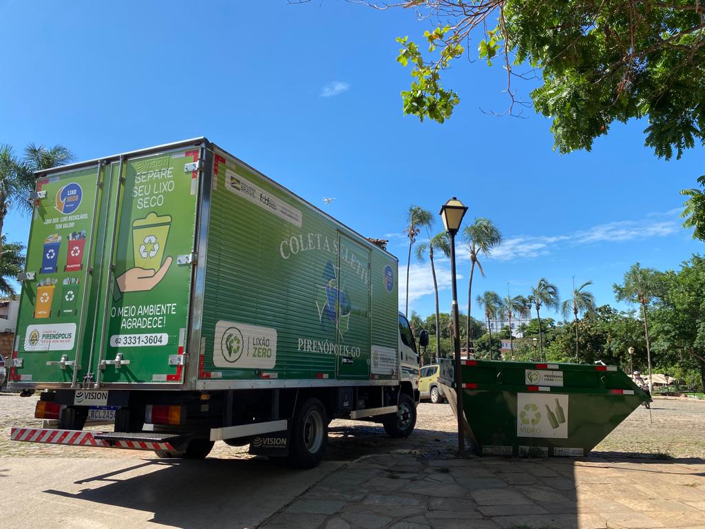 Caminhao faz coleta pelas ruas de Pirenópolis