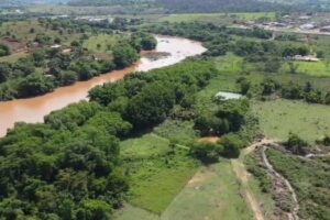 Polícia autua quatro proprietários rurais que drenavam lagoas naturais e brejos em Goiás (Foto: Polícia Civil)