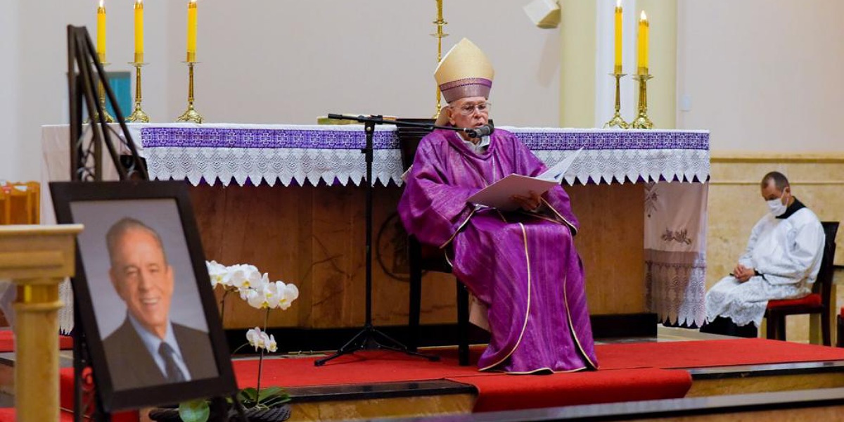 Dom Washington Cruz celebra missa de sétimo dia de Iris Rezende em Goiânia
