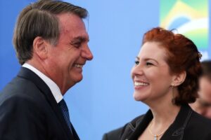 Zambelli diz que tentam envolver Bolsonaro em investigação da PF contra ela Deputada foi alvo nesta terça-feira (2) de operação da polícia