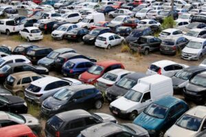 Detran inicia operação para limpar pátios e promove leilão de 6 mil veículos