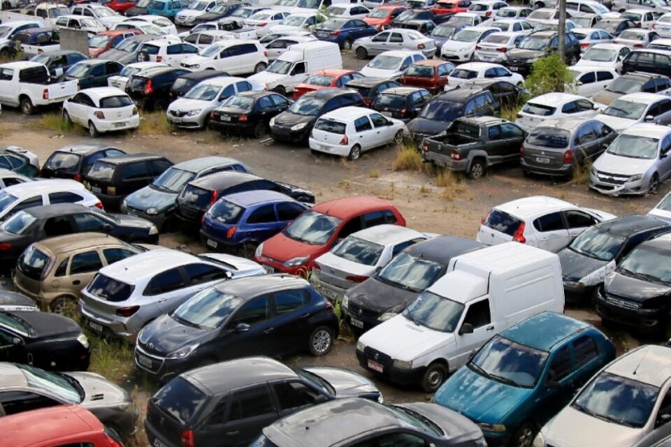 Detran inicia operação para limpar pátios e promove leilão de 6 mil veículos