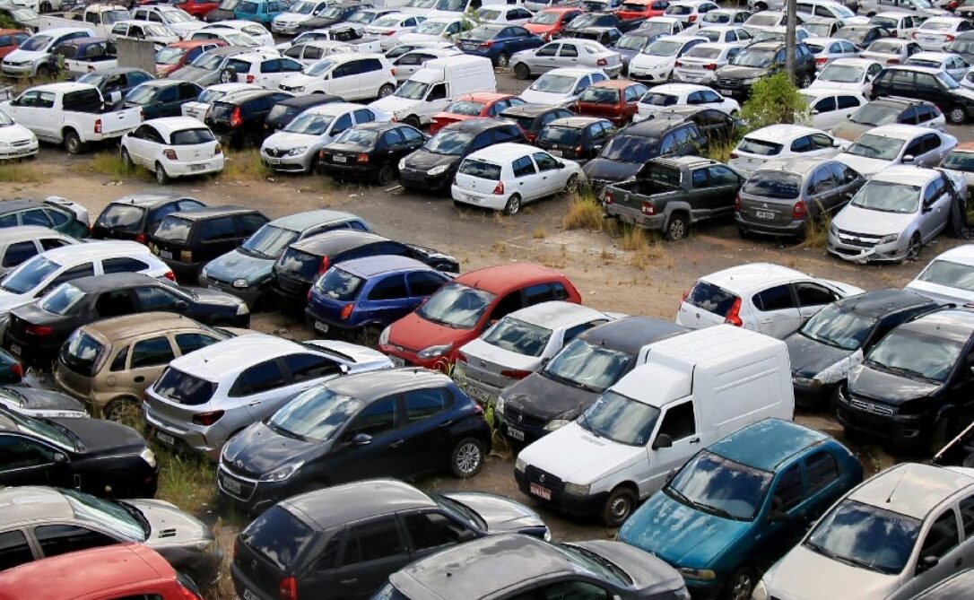 Detran inicia operação para limpar pátios e promove leilão de 6 mil veículos