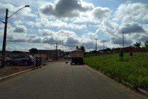 Um motociclista de 37 anos morreu após colidir na traseira de um caminhão carregado de areia que estava estacionado em Goiânia. (Foto: Divulgação/ Dict)