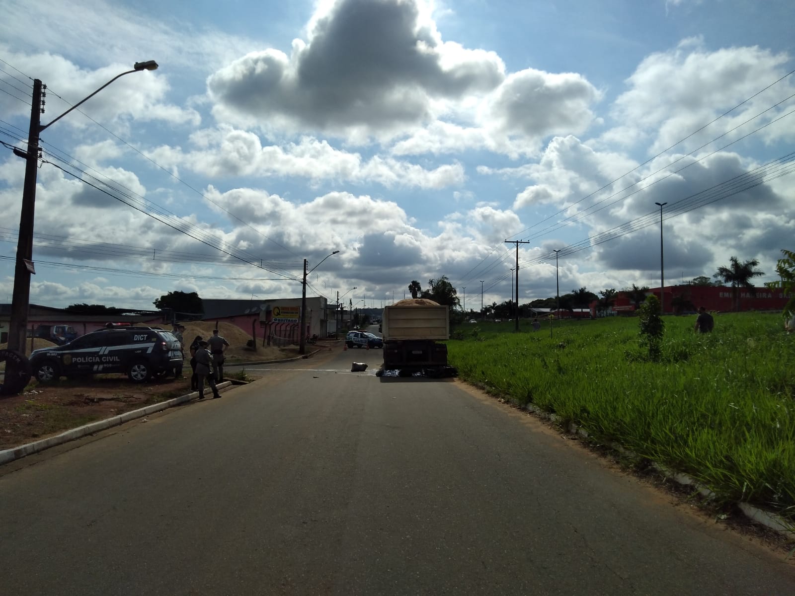 Um motociclista de 37 anos morreu após colidir na traseira de um caminhão carregado de areia que estava estacionado em Goiânia. (Foto: Divulgação/ Dict)
