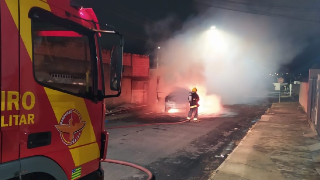 Carro pega fogo no meio da rua em Catalão e bombeiros desconfiam de ação criminosa (Foto: Corpo de Bombeiros)