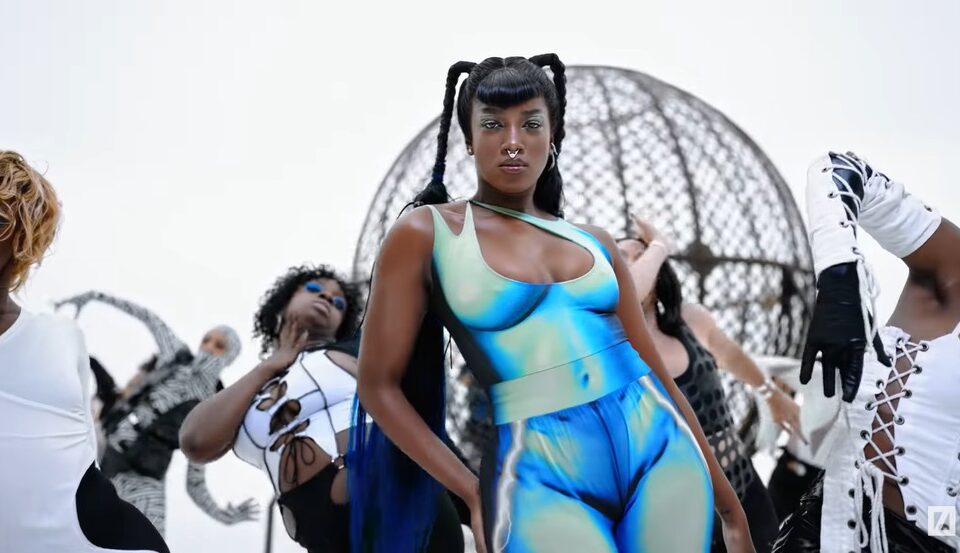 'Sem Filtro': Iza lança clipe sensual futurista e com participação do marido - ouça