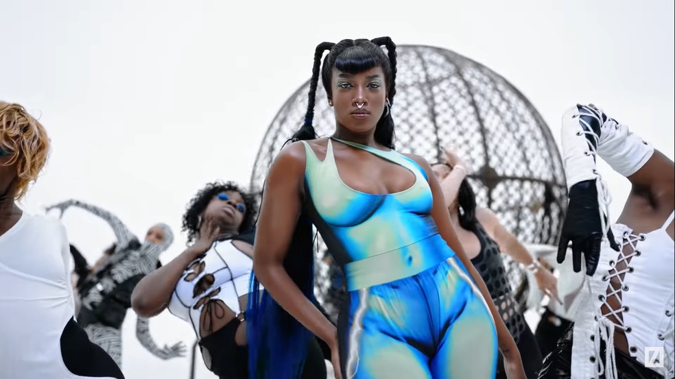 'Sem Filtro': Iza lança clipe sensual futurista e com participação do marido - ouça