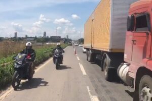 Agentes da PRF orientam o trânsito na PRF