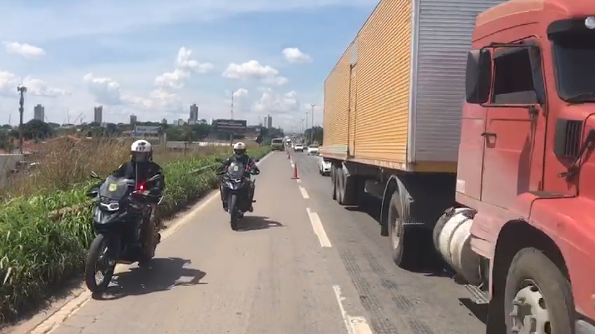 Agentes da PRF orientam o trânsito na PRF