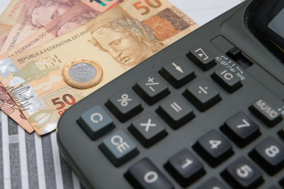 Inflação estoura a meta e fecha 2021 em 10,06%, maior alta desde 2015