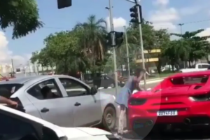 Mulher fura Ferrari após motorista falar que não tinha dinheiro para doar