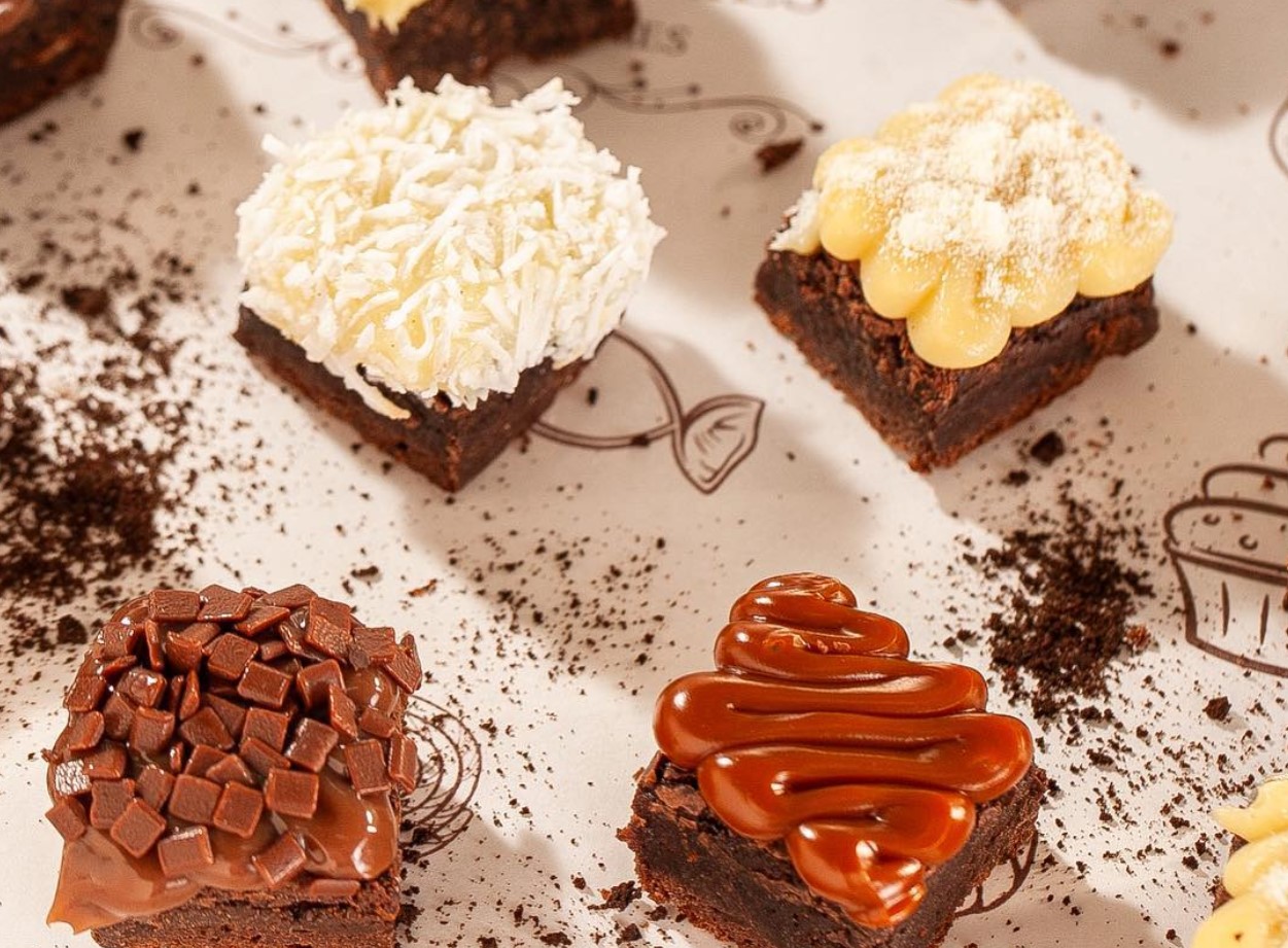 versões mini em vários sabores, dispostos em uma bandeja