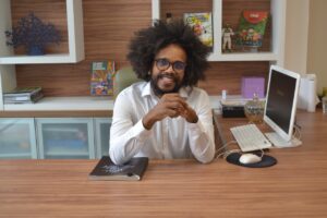 O escritor Edergênio Negreiros Vieira, de Anápolis, lançou a coleção Afroletramento, destinada a alunos dos anos iniciais do ensino fundamental e a professores. (Foto: arquivo pessoal)