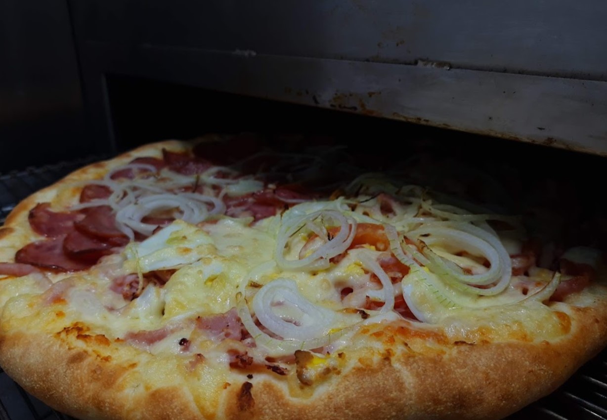 Pizza meia calabresa e meia muçarela