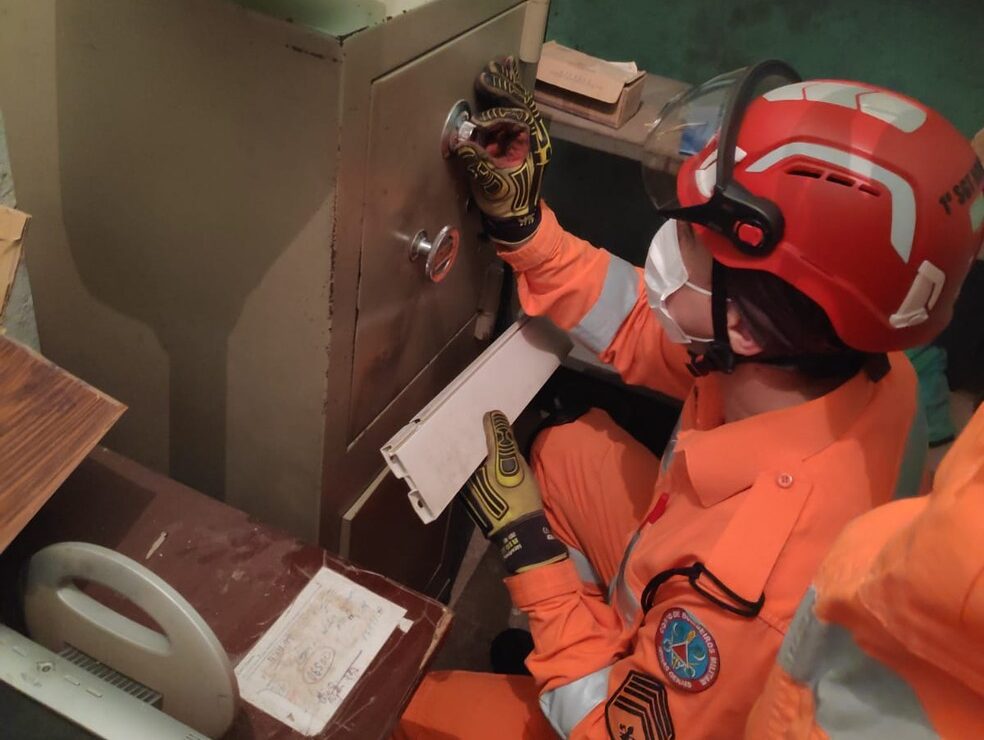 Uma criança de 4 anos prendeu um filhote de gato dentro de um cofre antigo em casa, em Contagem, na Região Metropolitana de Belo Horizonte. (Foto: Divulgação/Corpo de Bombeiros)