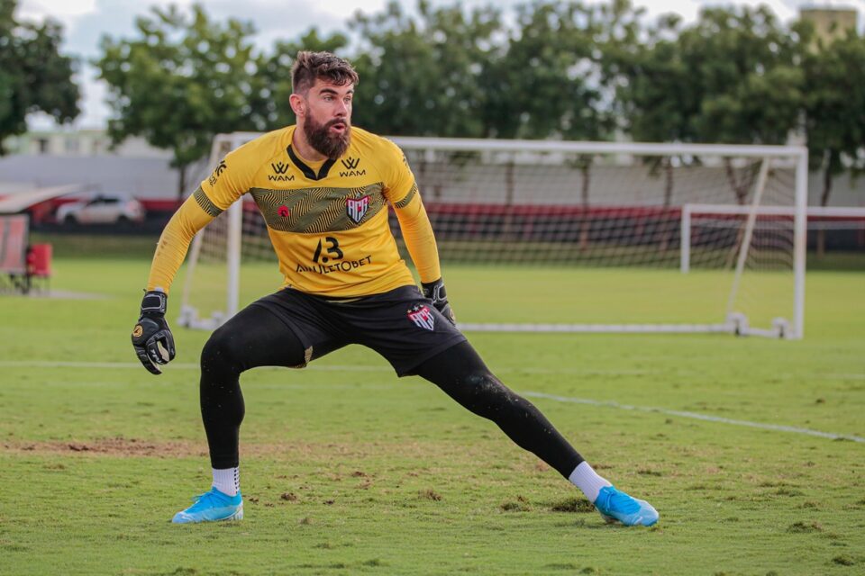 Fernando Miguel treina no CT do Atlético-GO