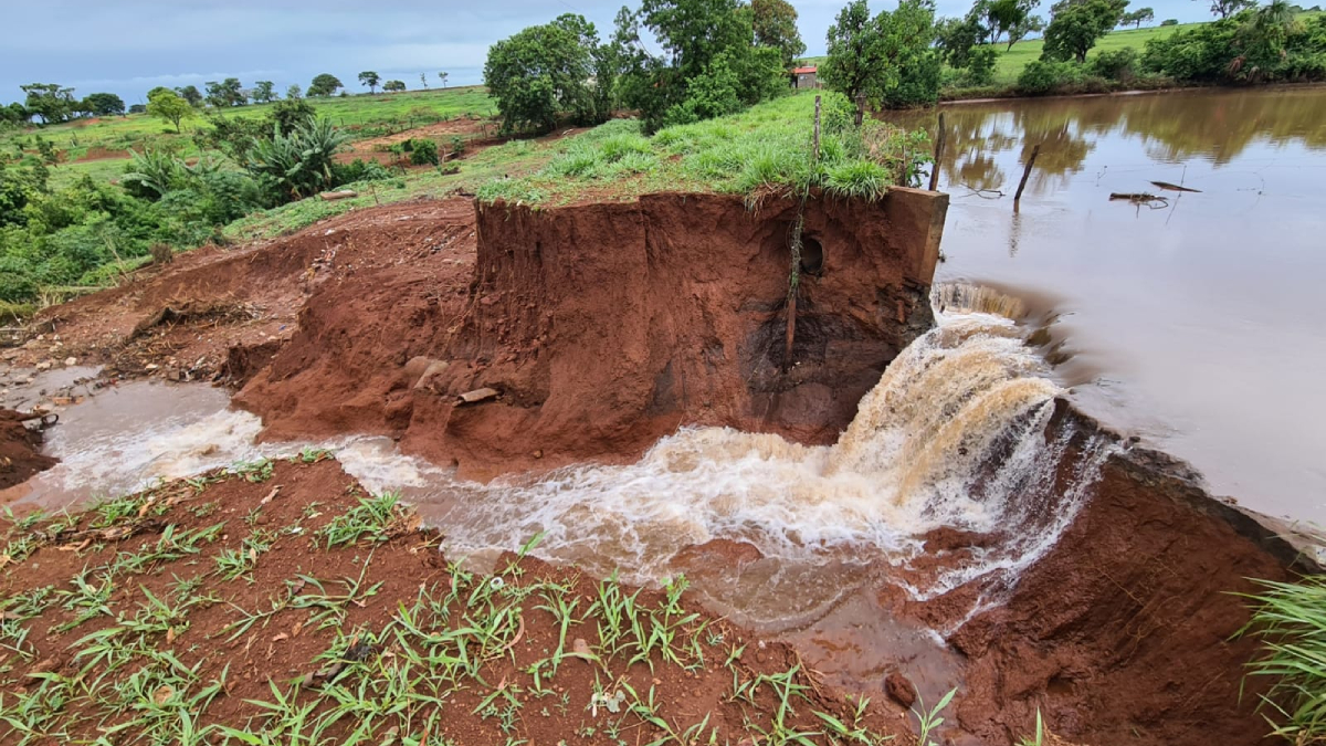 Represa rompe e danifica ponte na cidade de Goiatuba