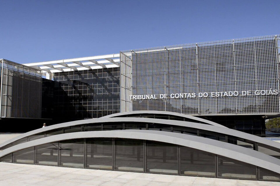 TCE-GO divulga edital de concurso com 52 vagas e salário de R$ 12 mil