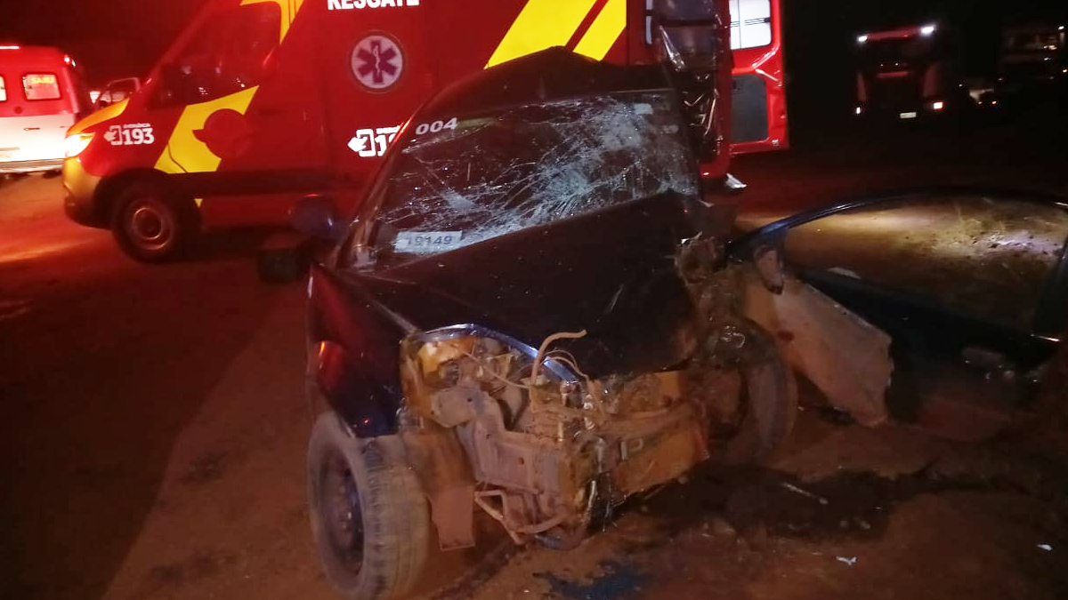 Jovem morre em acidente entre carro e caminhão na GO-210, em Santa Helena