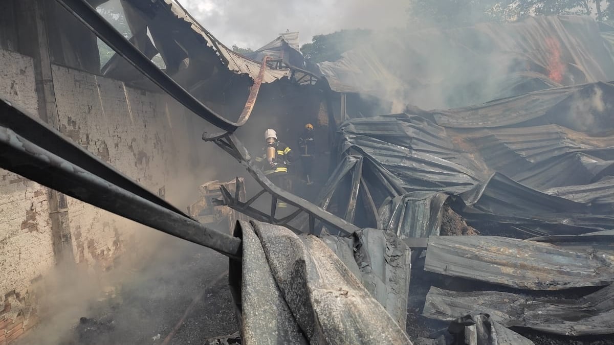 Incêndio destrói parte de fábrica de estofados em Nova Glória