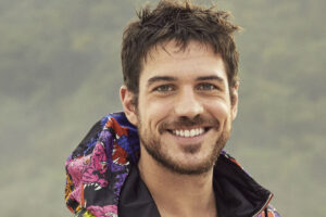 Marco Calvani Ator completou 33 anos e postou nas redes sociais uma foto dos presentes. Marco Pigossi faz aniversário e ganha surpresa na cama do namorado