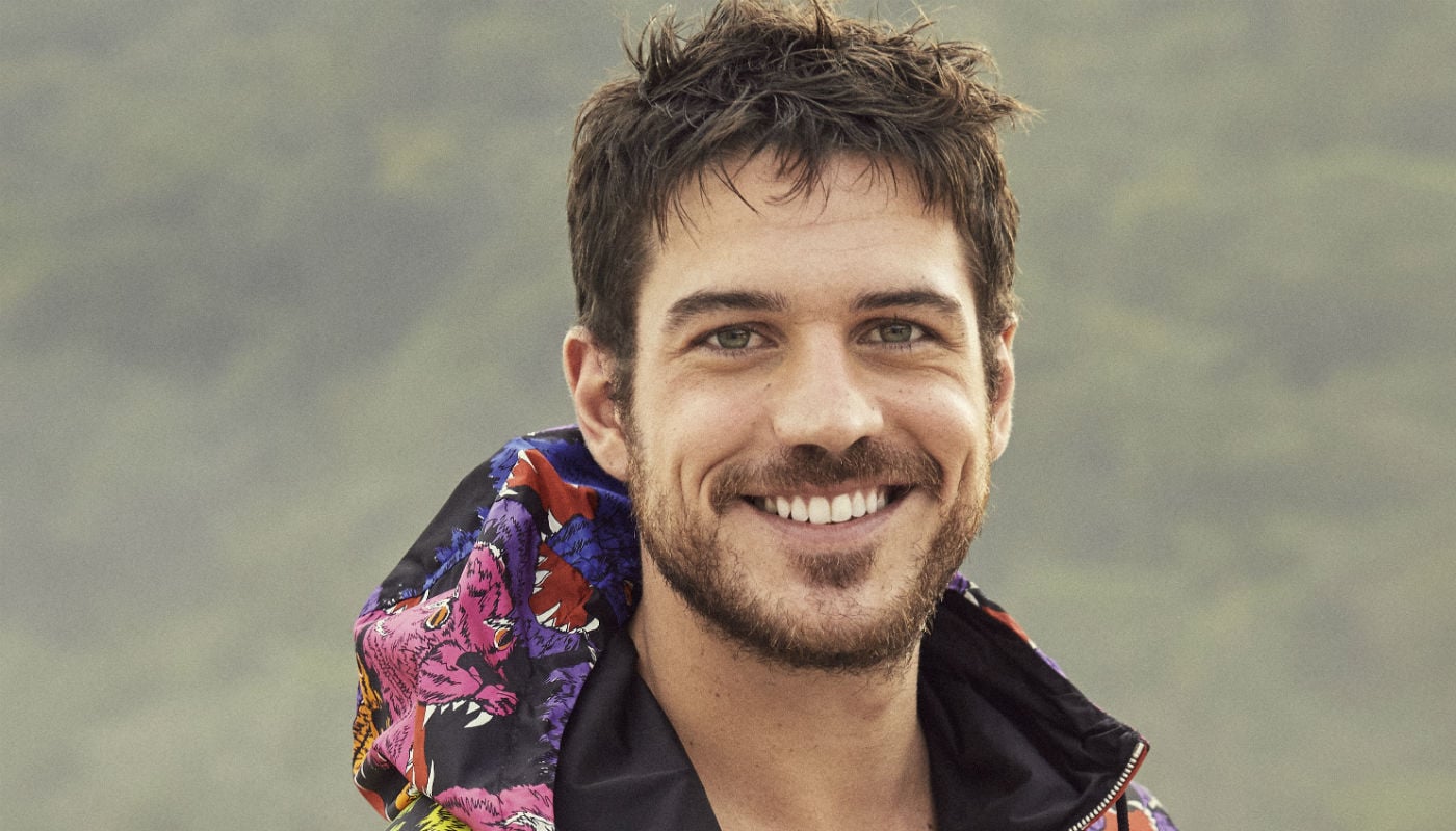 Marco Calvani Ator completou 33 anos e postou nas redes sociais uma foto dos presentes. Marco Pigossi faz aniversário e ganha surpresa na cama do namorado